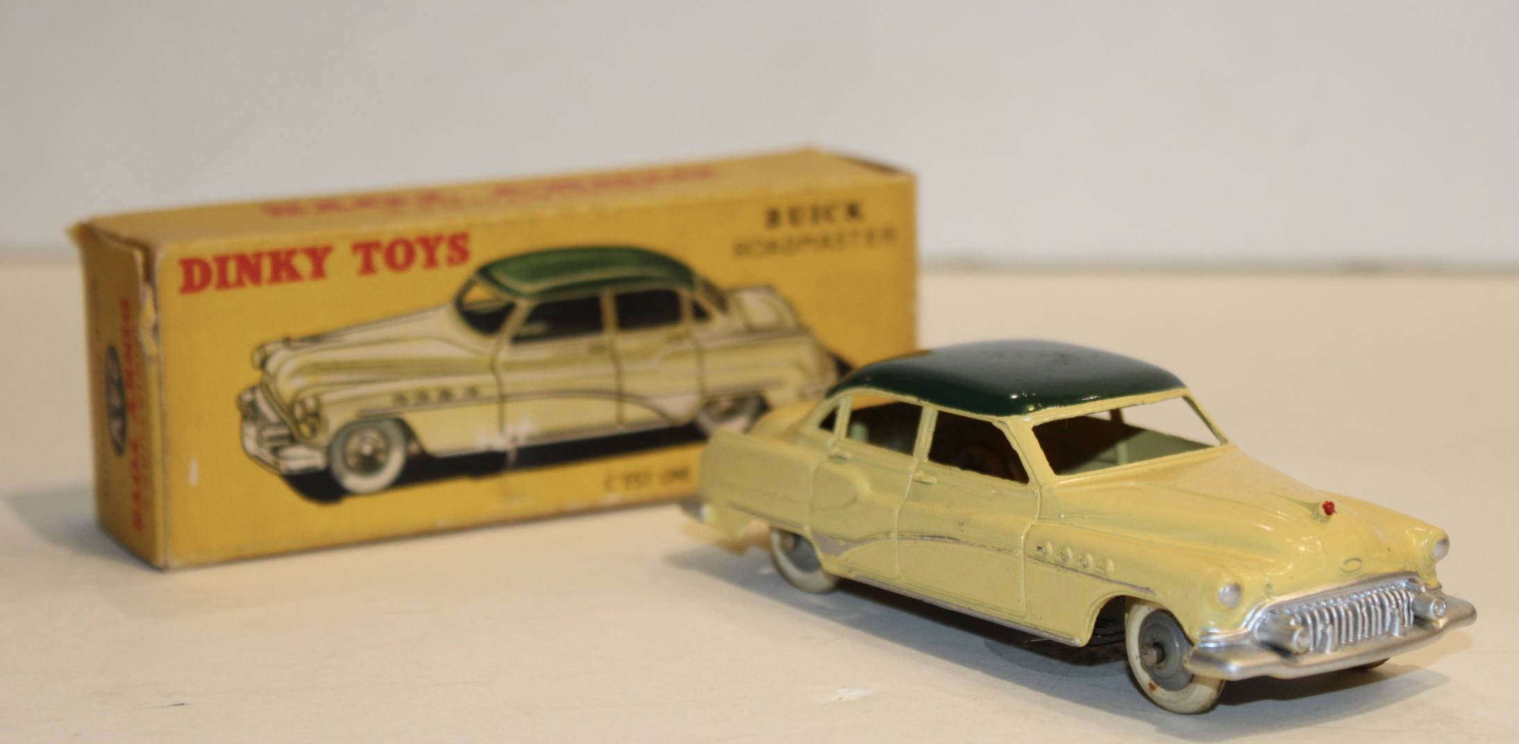 BUICK ROADMASTER DINkY TOYS 1/43