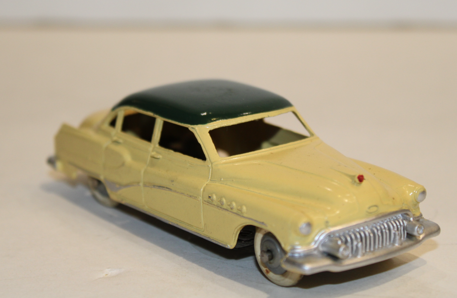 BUICK ROADMASTER DINkY TOYS 1/43