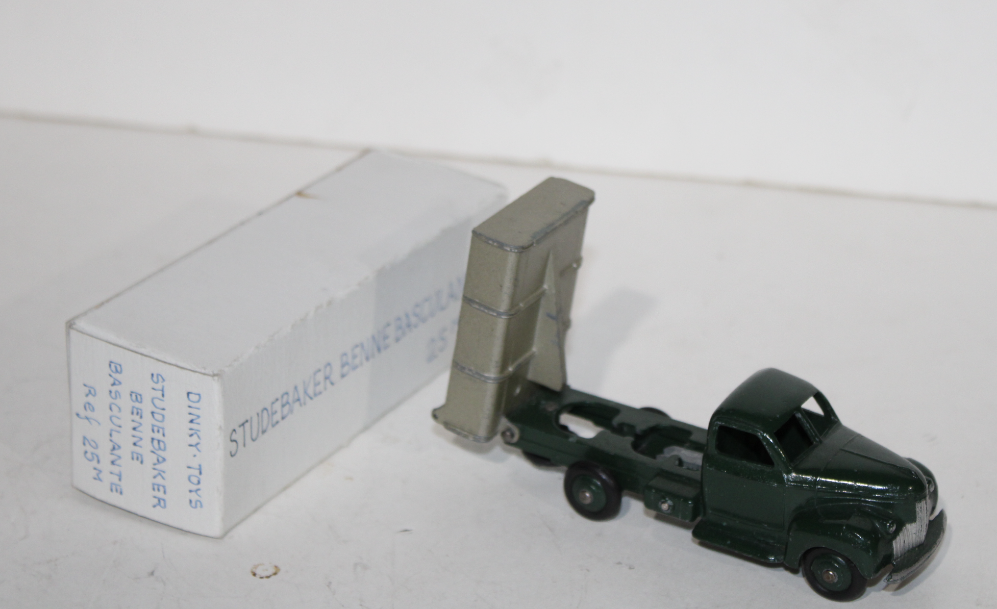 STUDEBAKER BENNE BASCULANTE DINKY TOYS 1/43