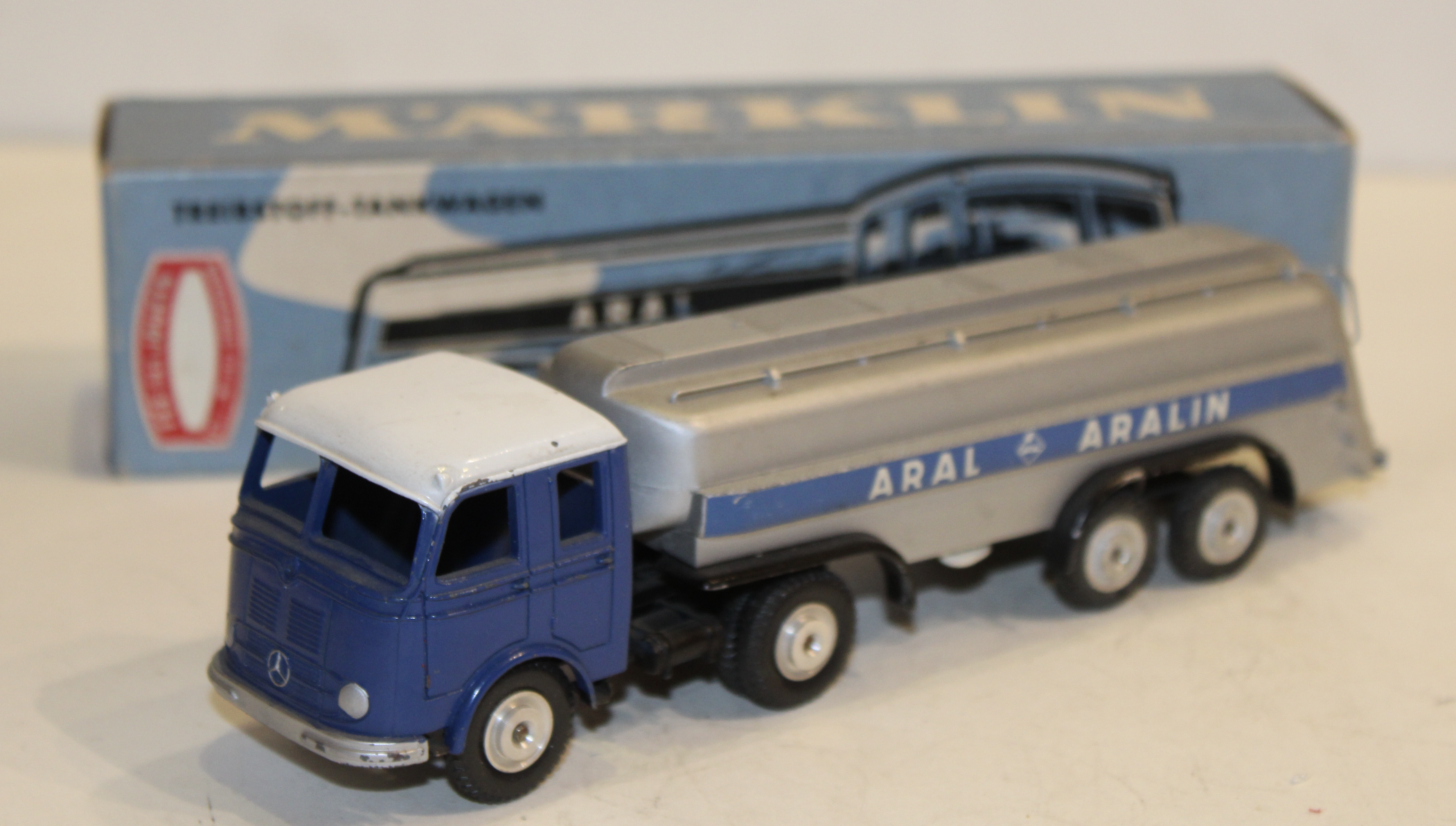 MERCEDES TREIBSTOFF- TANKWAGEN MARKLIN 1/43