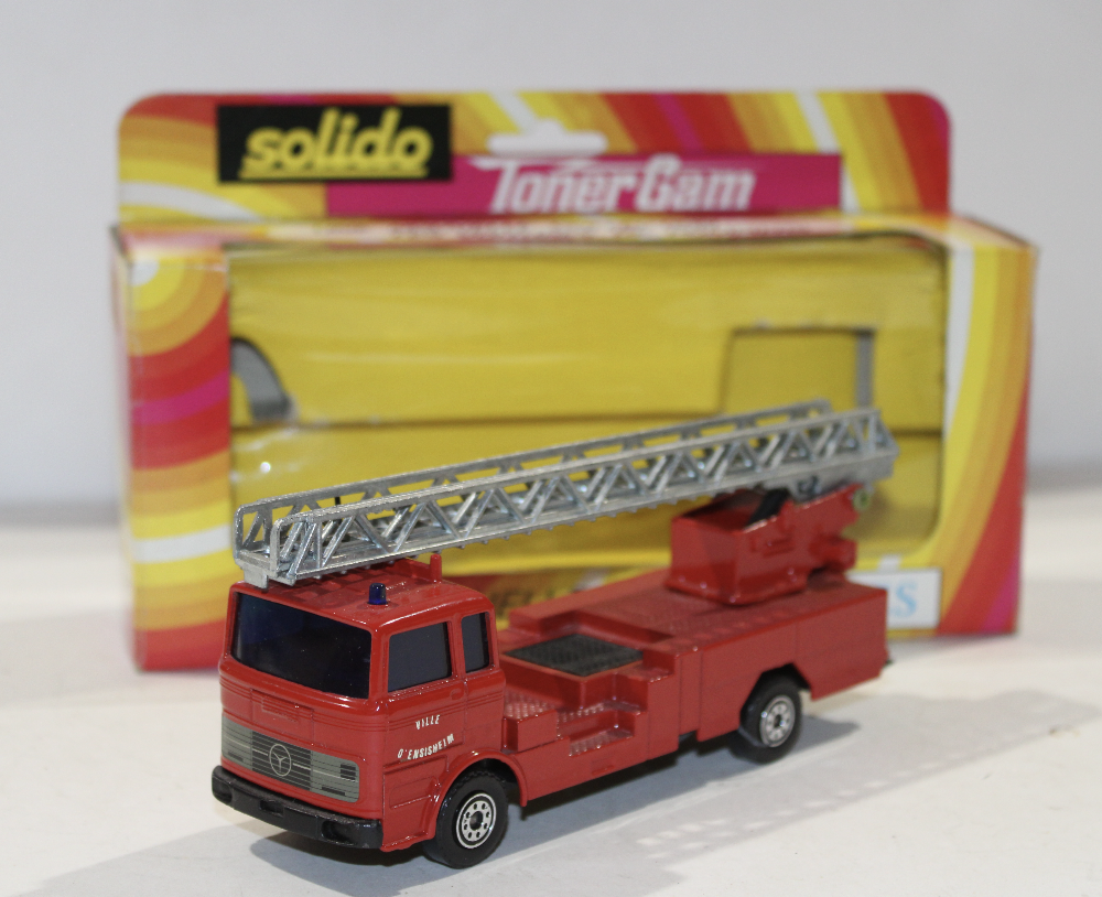 MERCEDES BENZ CAMION SOLIDO 1/43
