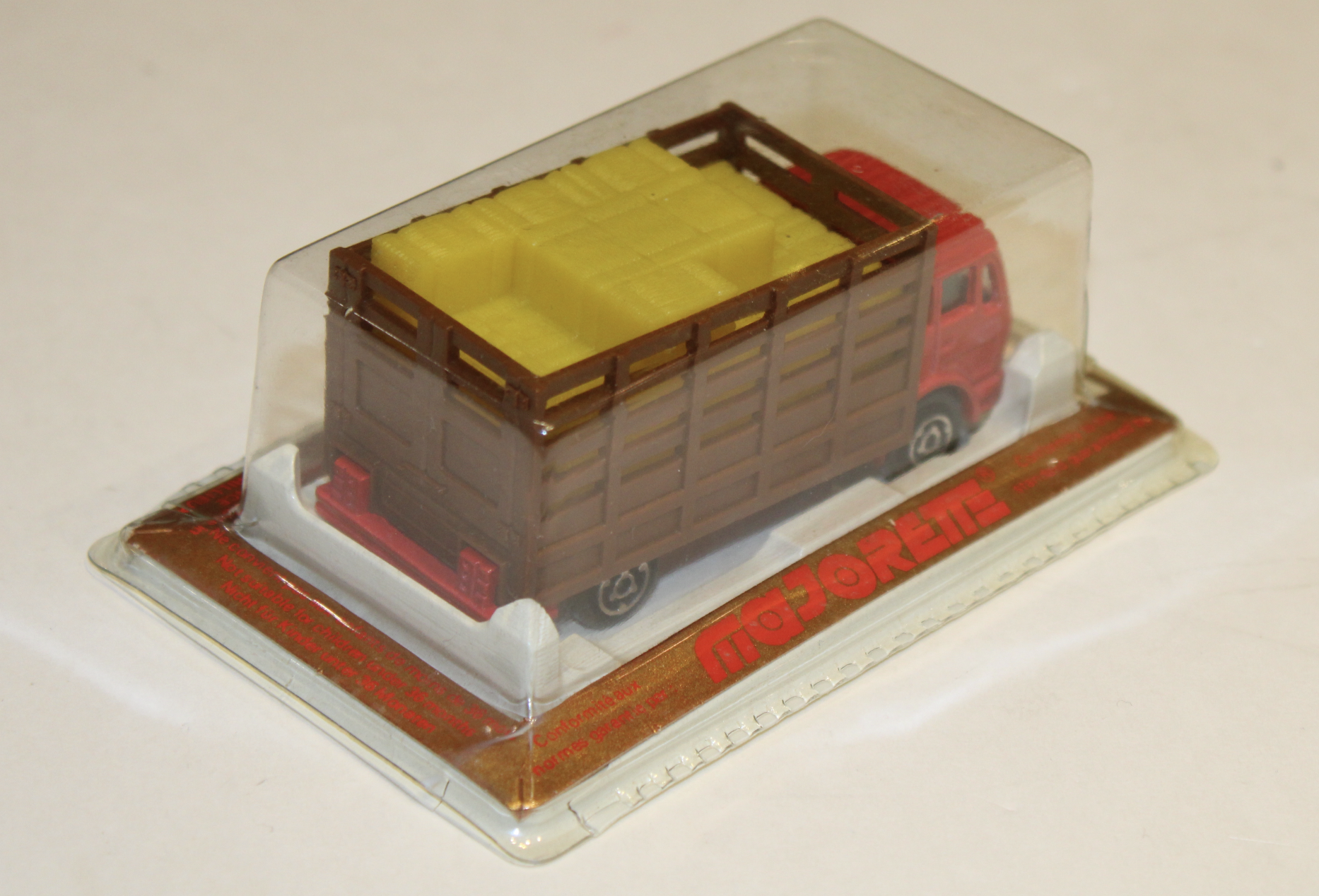 CAMION MERCEDES ROUGE MAJORETTE 1/64