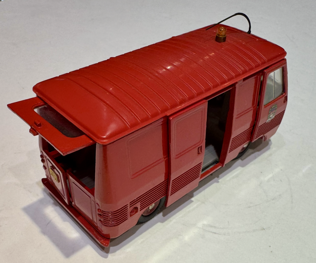 PEUGEOT J7 FOURGON POMPIER DINKY TOYS 1/43°
