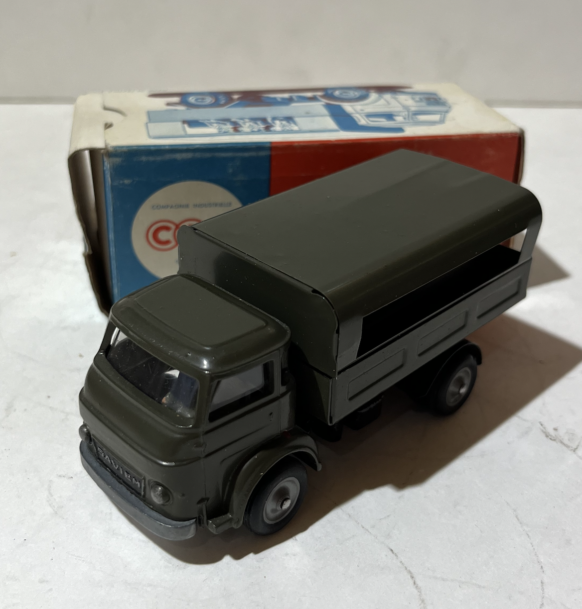 CAMION SAVIEM MILITAIRE TRANSPORT DE TROUPES CIJ 1/43