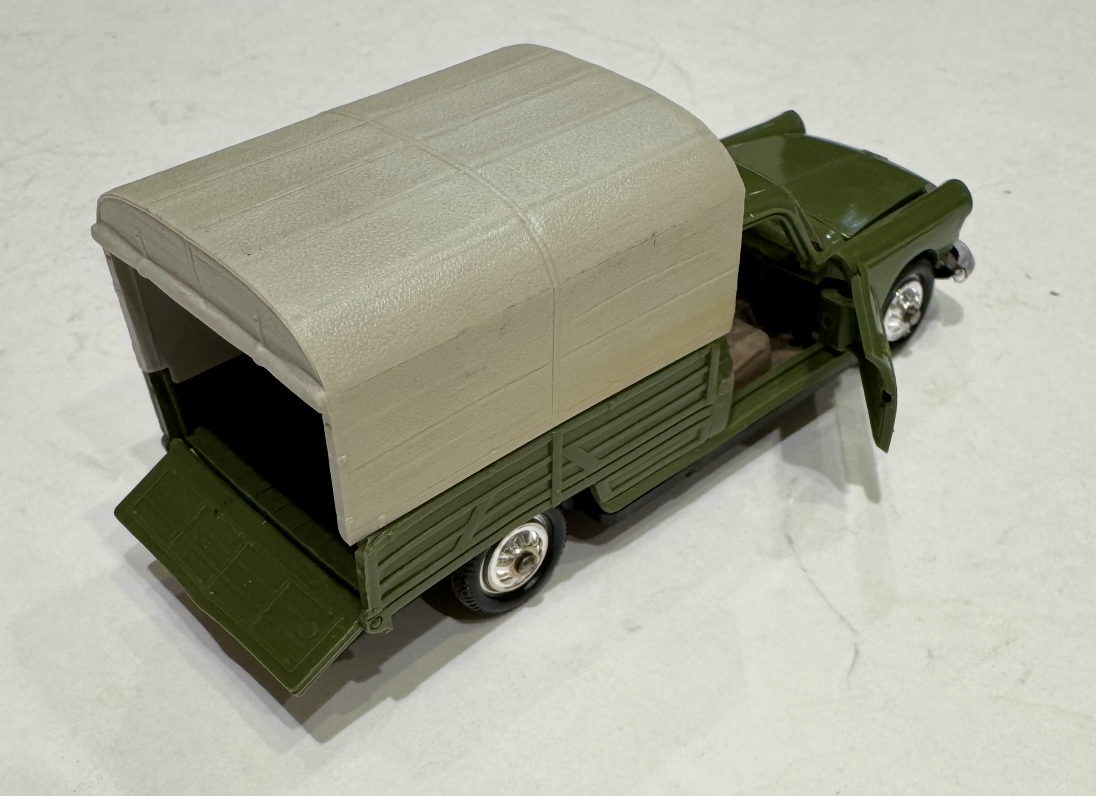 PEUGEOT 404 CAMIONET VERT NOREV 1/43