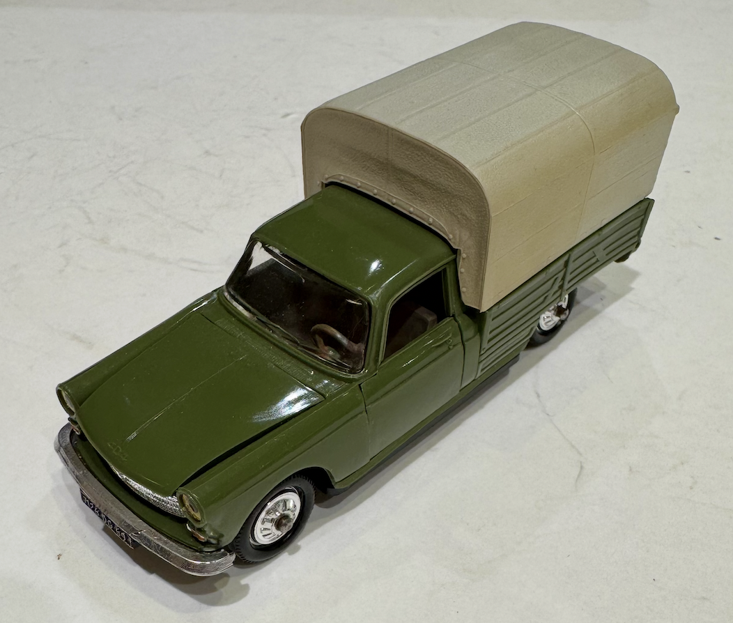 PEUGEOT 404 CAMIONET VERT NOREV 1/43