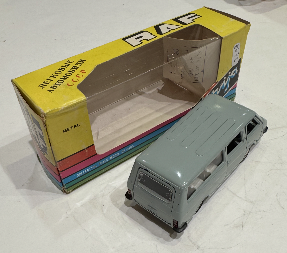 VAN RAF GRIS 1/43