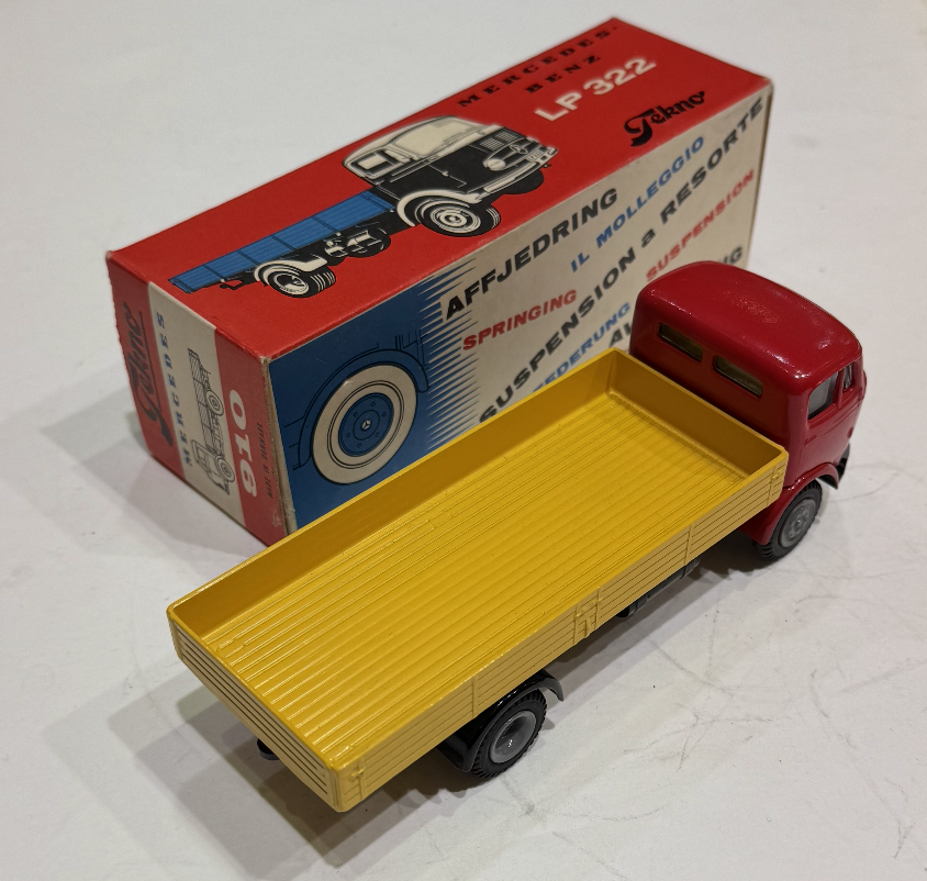 MERCEDES BENZ CAMION BACHE ROUGE TEKNO  1/43
