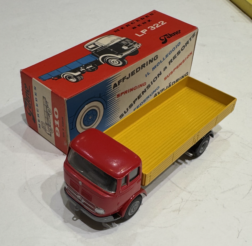 MERCEDES BENZ CAMION BACHE ROUGE TEKNO  1/43