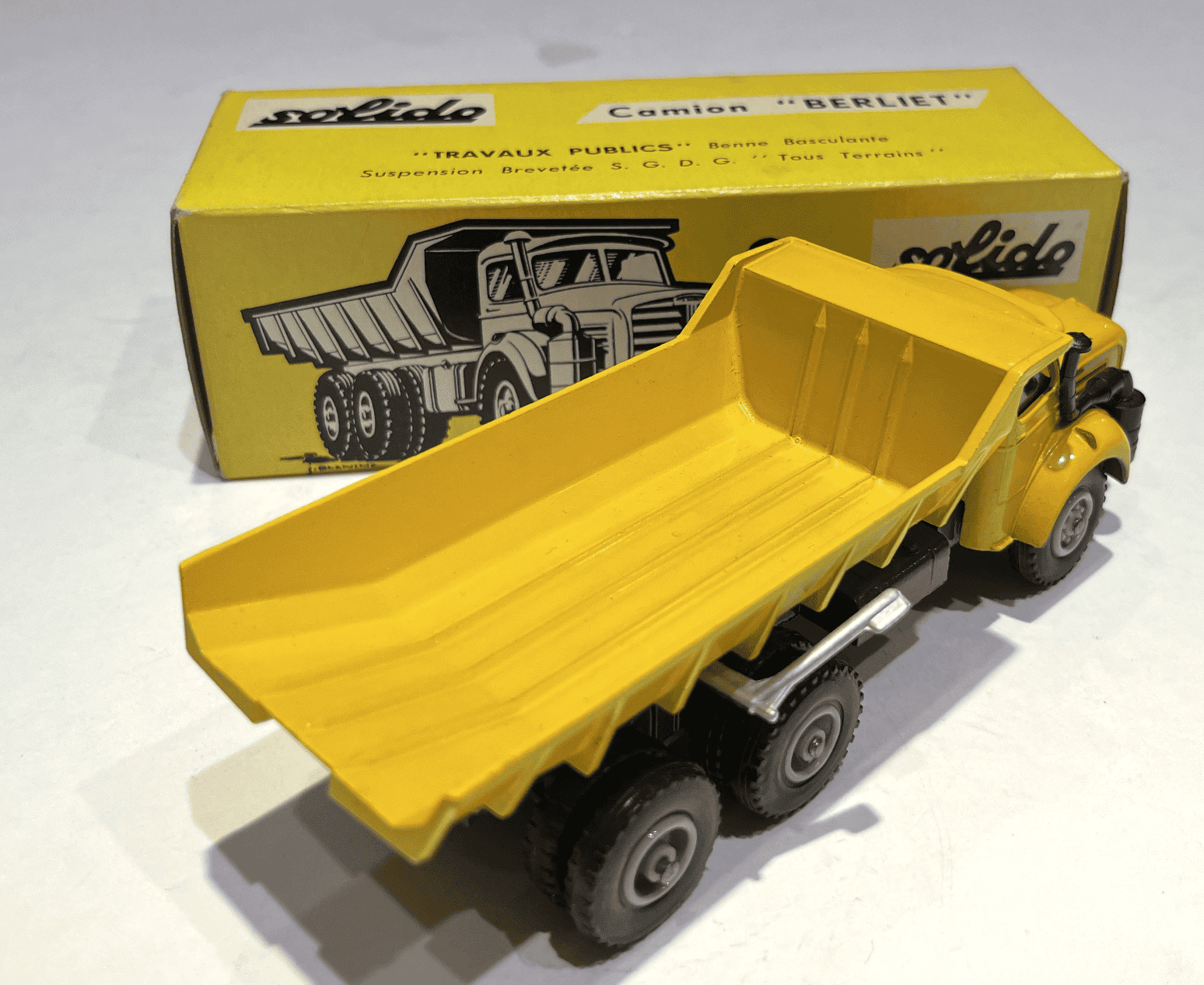 Le camion militaire Berliet GBC 8 Kt bâché en miniature Solido au 1/50e