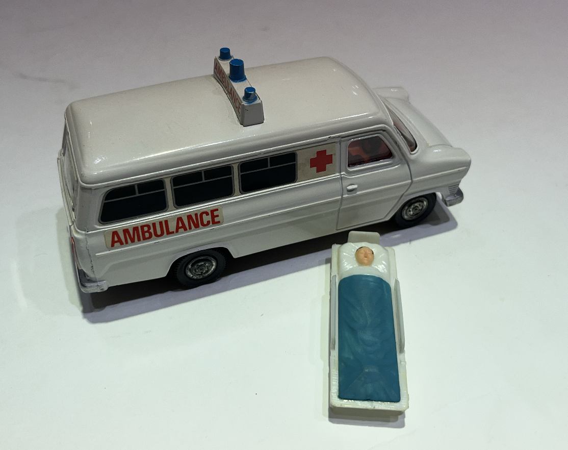FORD TRANSIT AMBULANCE DINKY TOYS 1/43