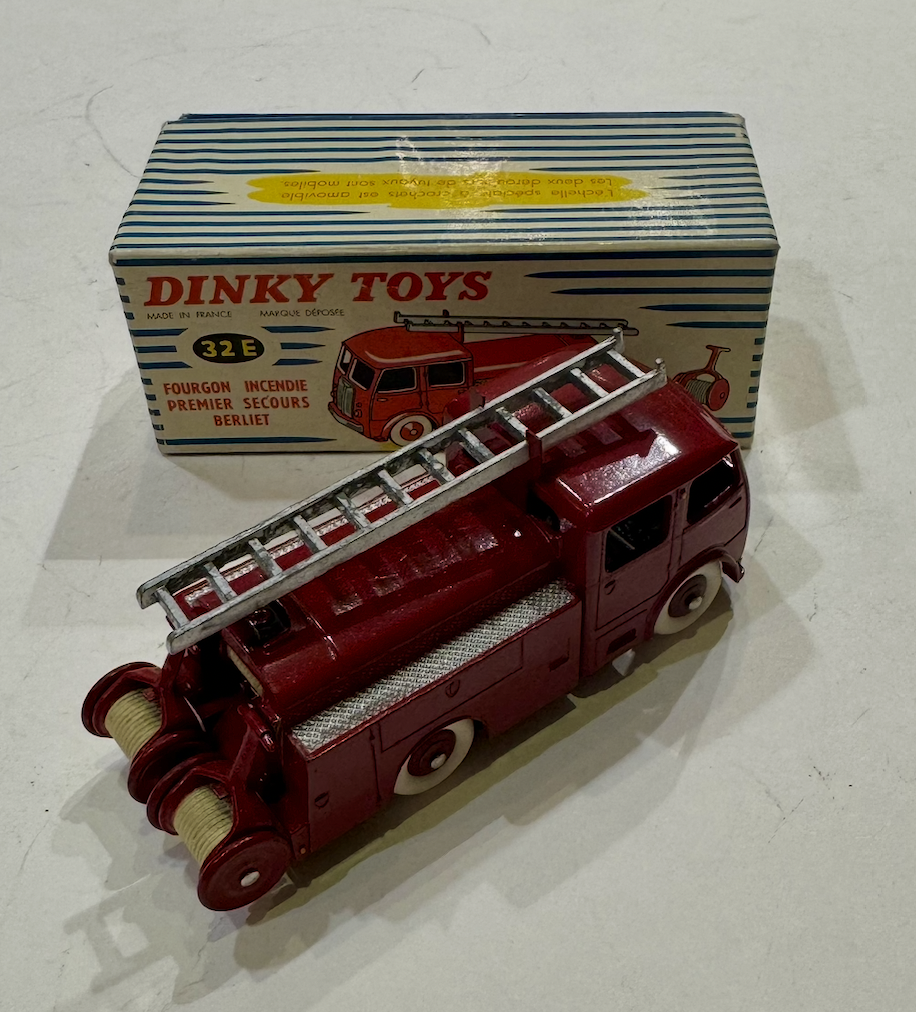 FOURGON INCENDIE PREMIER SECOURS BERLIET DINKY TOYS 1/43