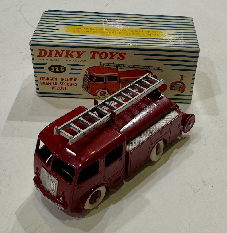 FOURGON INCENDIE PREMIER SECOURS BERLIET DINKY TOYS 1/43