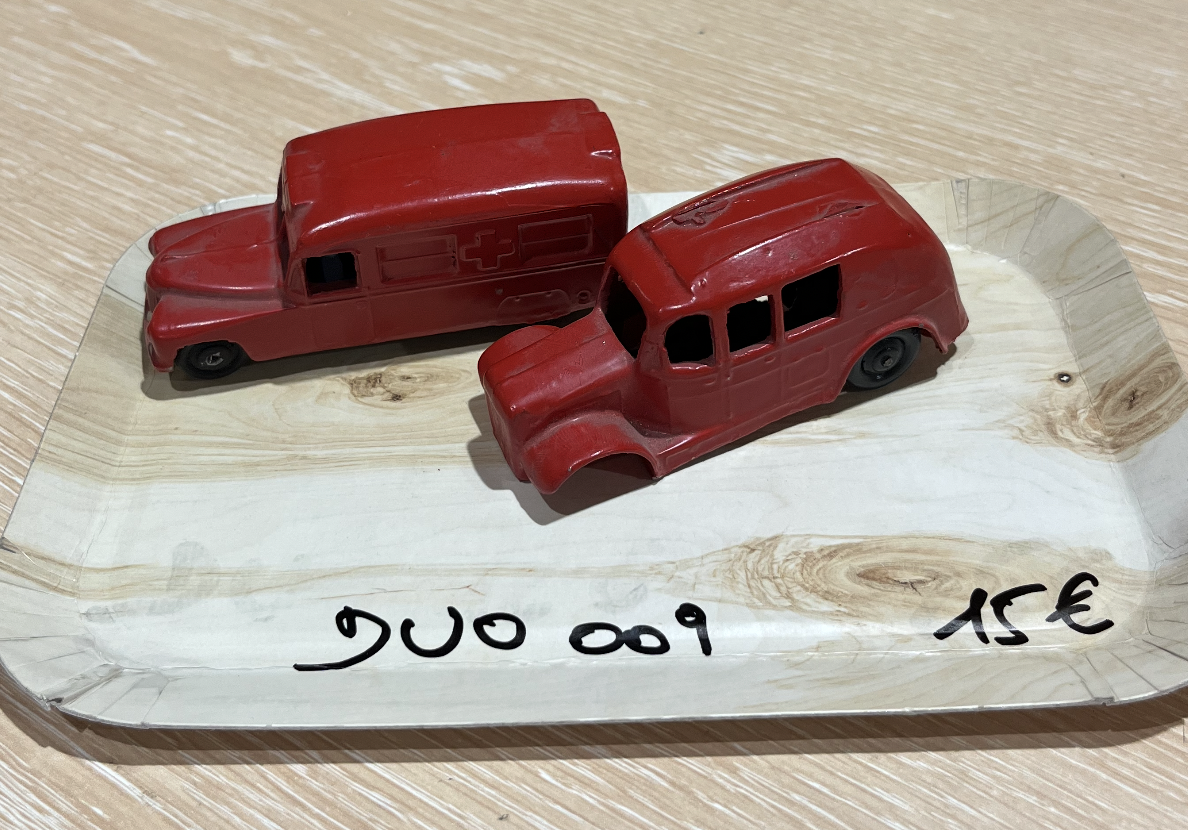 AMBULANCE WHITE METAL 1/43