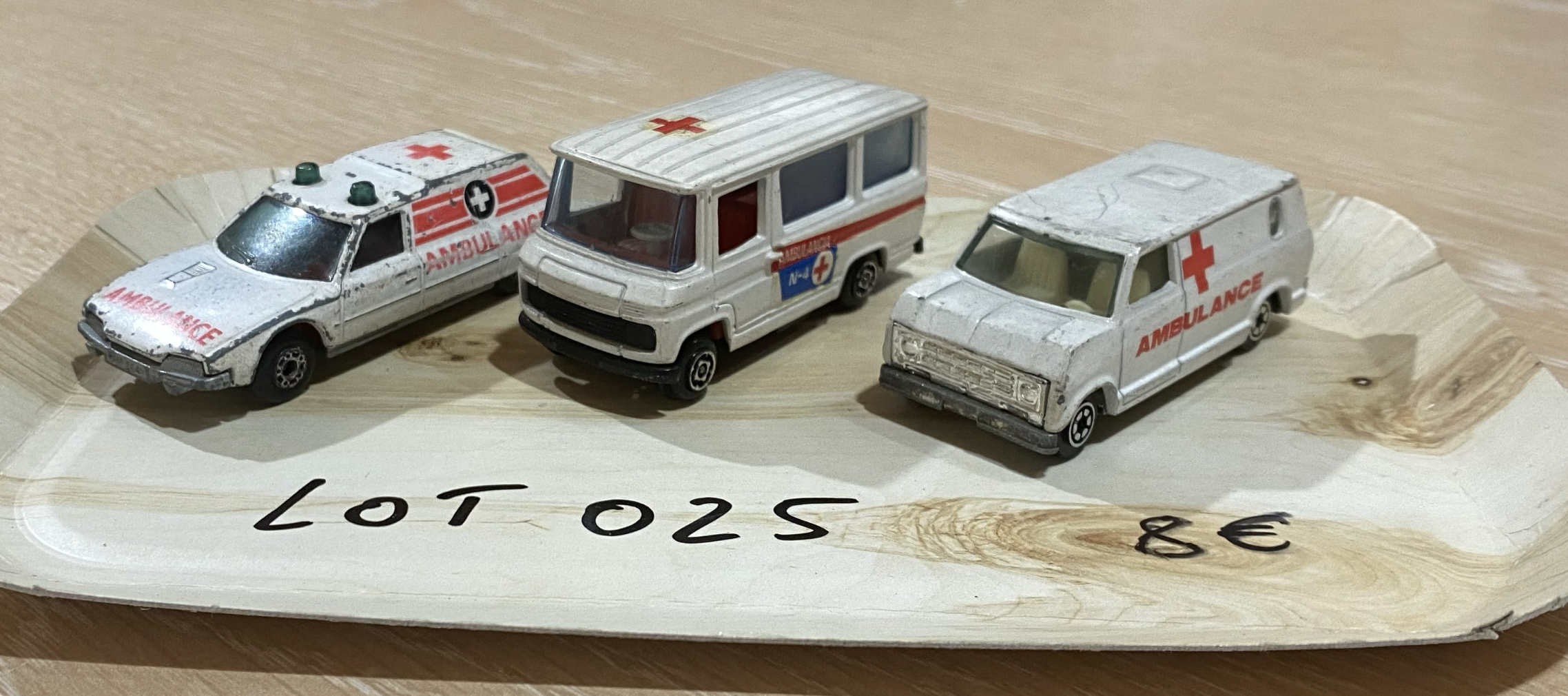 LOT AMBULANCE 1/64