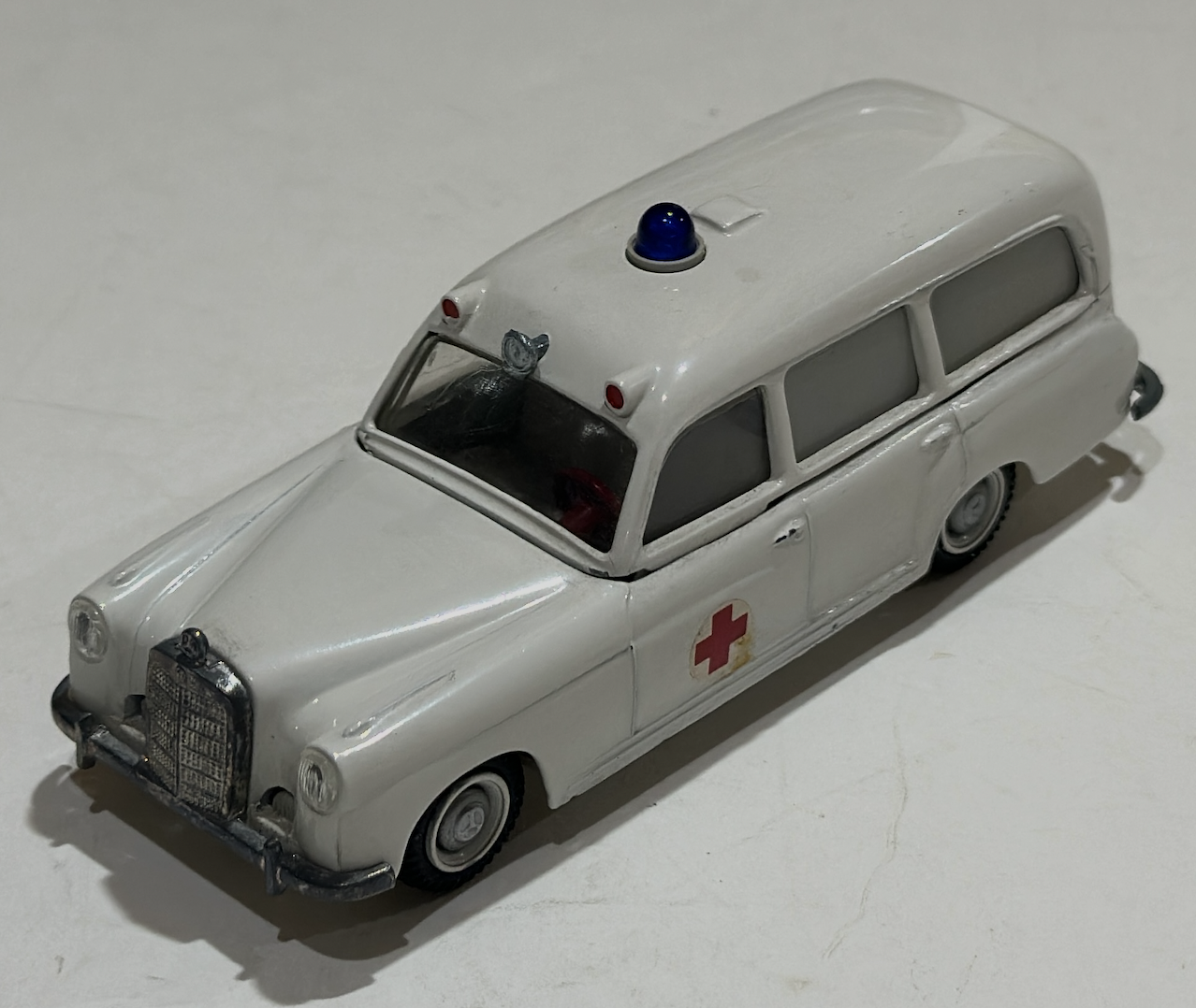 MERCEDES BENZ AMBULANCE TEKNO 1/43