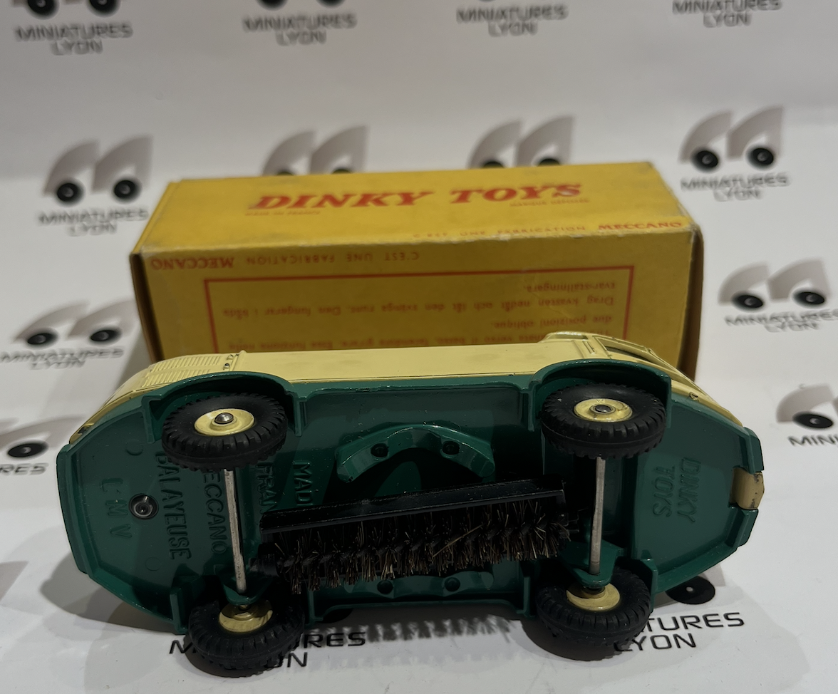 ARROSEUSE  BALAYEUSE L.M.V BEIGE/VERT 1960 DINKY TOYS 1/43°