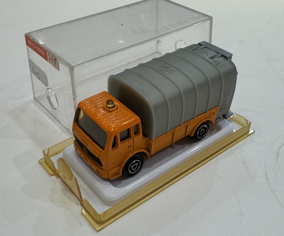 CAMION MERCEDES BENZ POUBEL MAJORETTE 1/64
