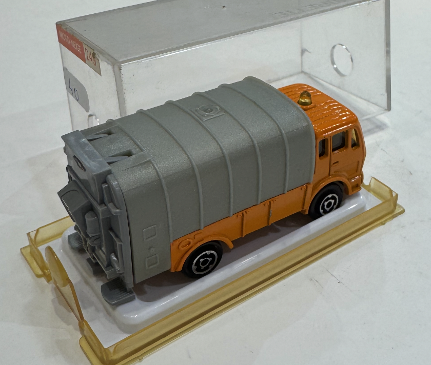 CAMION MERCEDES BENZ POUBEL MAJORETTE 1/64