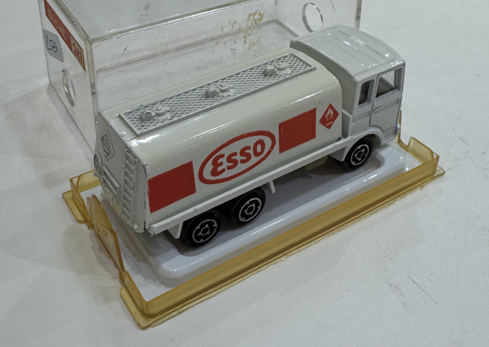 CAMION SAVIEM ESSO MAJORETTE 1/64