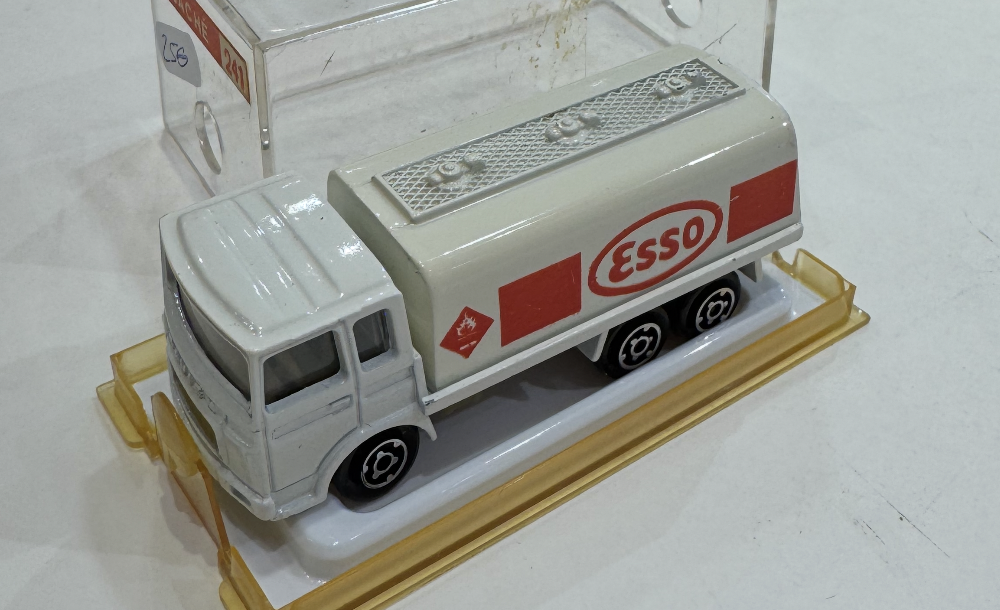 CAMION SAVIEM ESSO MAJORETTE 1/64