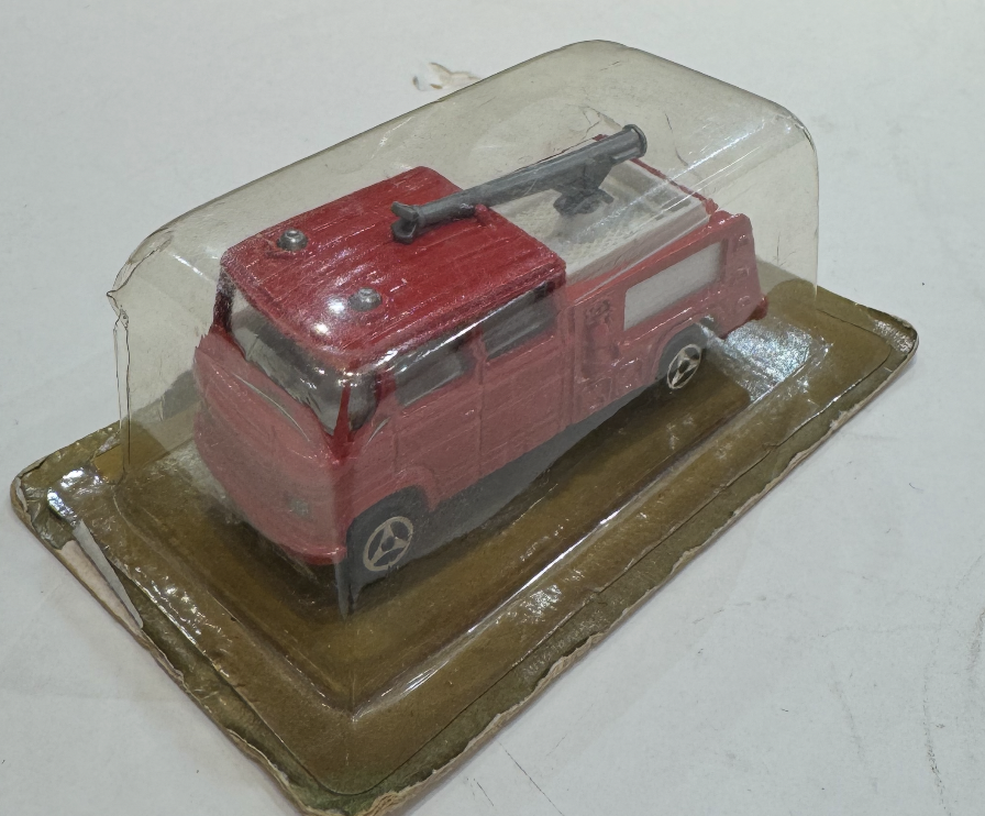 CAMION MERCEDES BENZ POMPIER  MAJORETTE 1/64