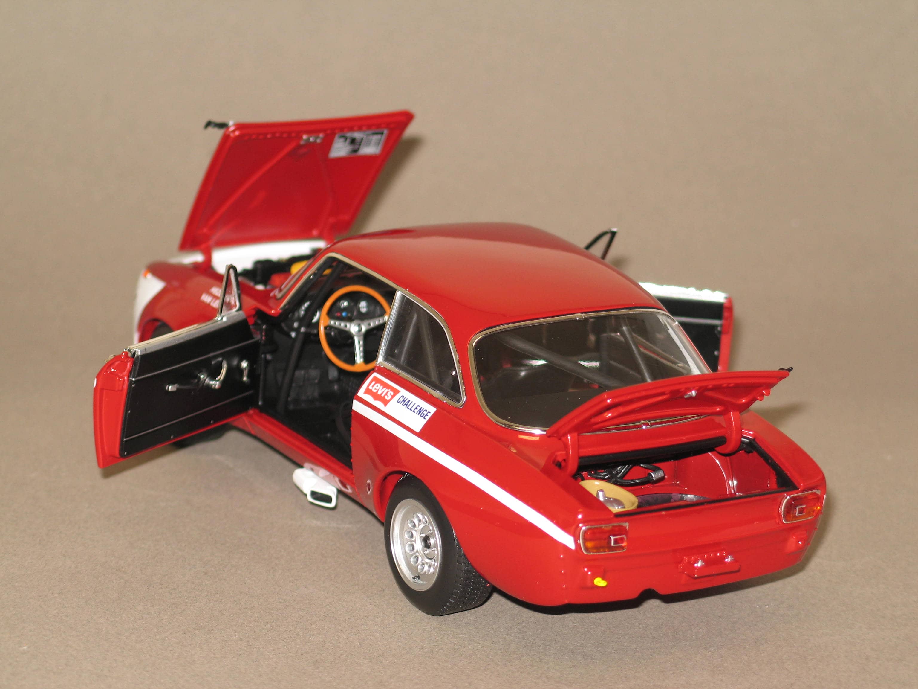 Minichamps 1:18 Alfa Romeo GTA 1300 Junior Año de construcción 1971