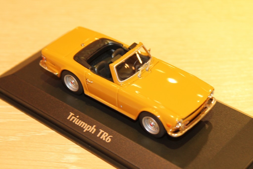 TRIUMPH TR6 1968 JAUNE MAXICHAMPS 1/43°