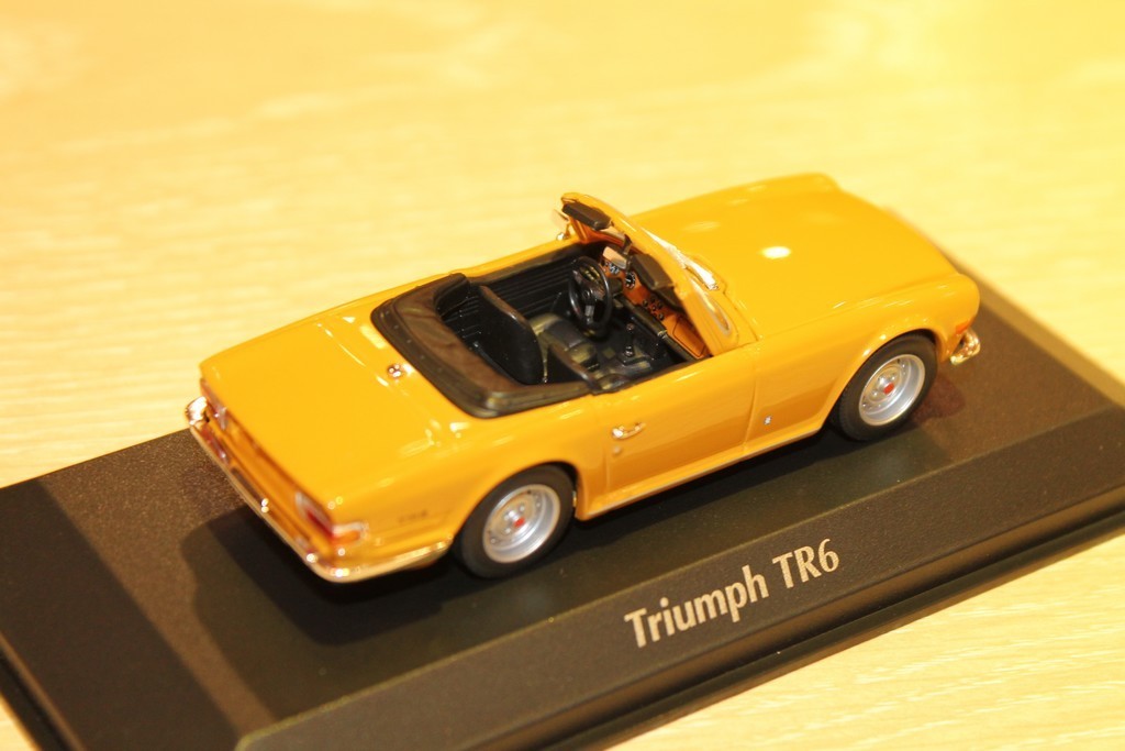 TRIUMPH TR6 1968 JAUNE MAXICHAMPS 1/43°