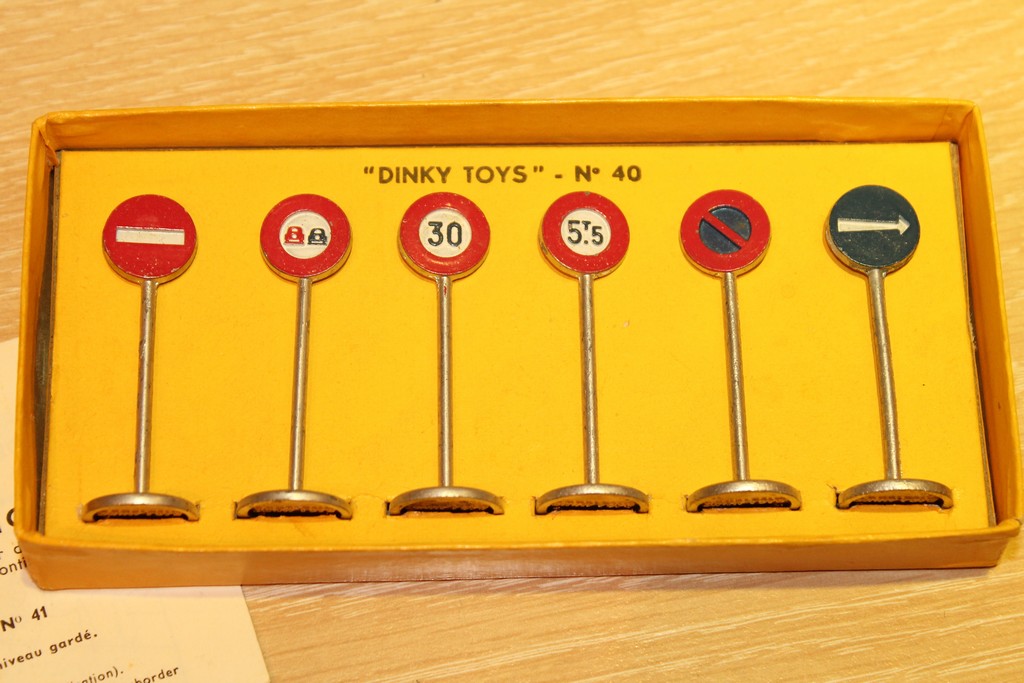 PANNEAUX DE SIGNALISATION DINKY TOYS