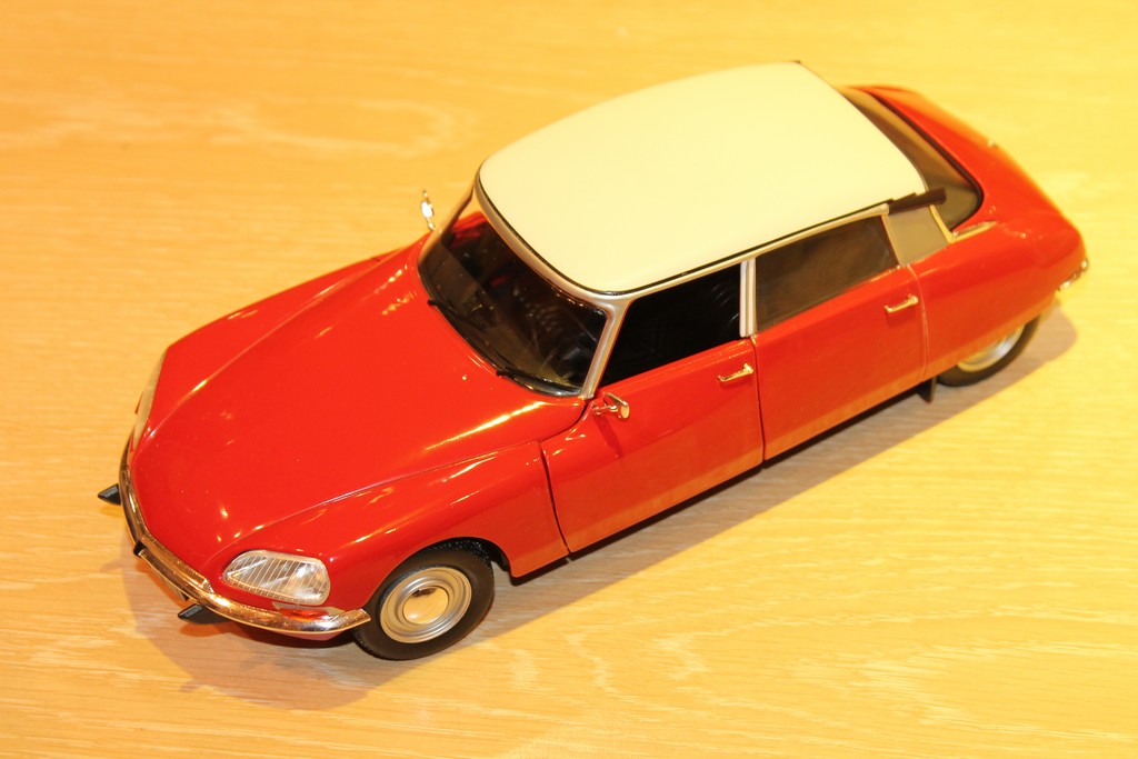 CITROEN " D  SPECIALE " 1971 ROUGE SOLIDO 1/18°