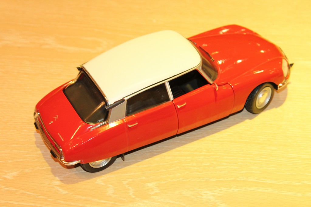 CITROEN " D  SPECIALE " 1971 ROUGE SOLIDO 1/18°