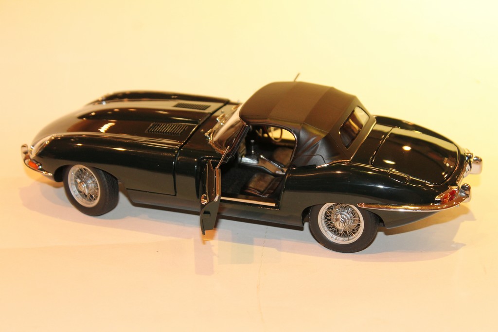 JAGUAR TYPE-E SERIE 1 ROADSTER VERT 1961 AUTO ART 1/18°