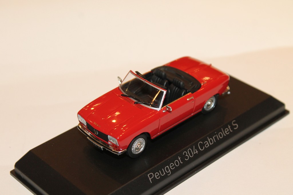 473412/ Miniature Vehicle Red Scale 1: 43 Norev/  / Peugeot 304/ cabriolet S 1973
