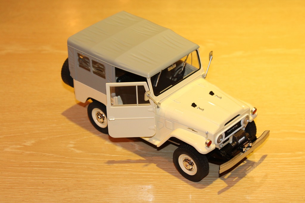 TOYOTA LAND CRUISER BEIGE 1975 T9 1/18°