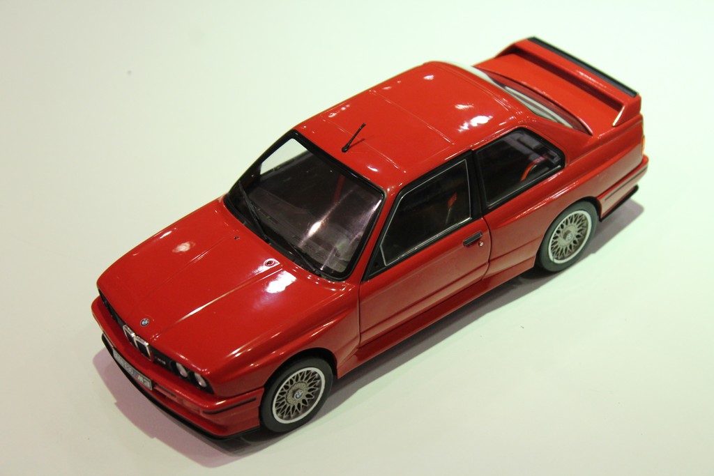 BMW M3 E30 1986 ROUGE SOLIDO 1/18°