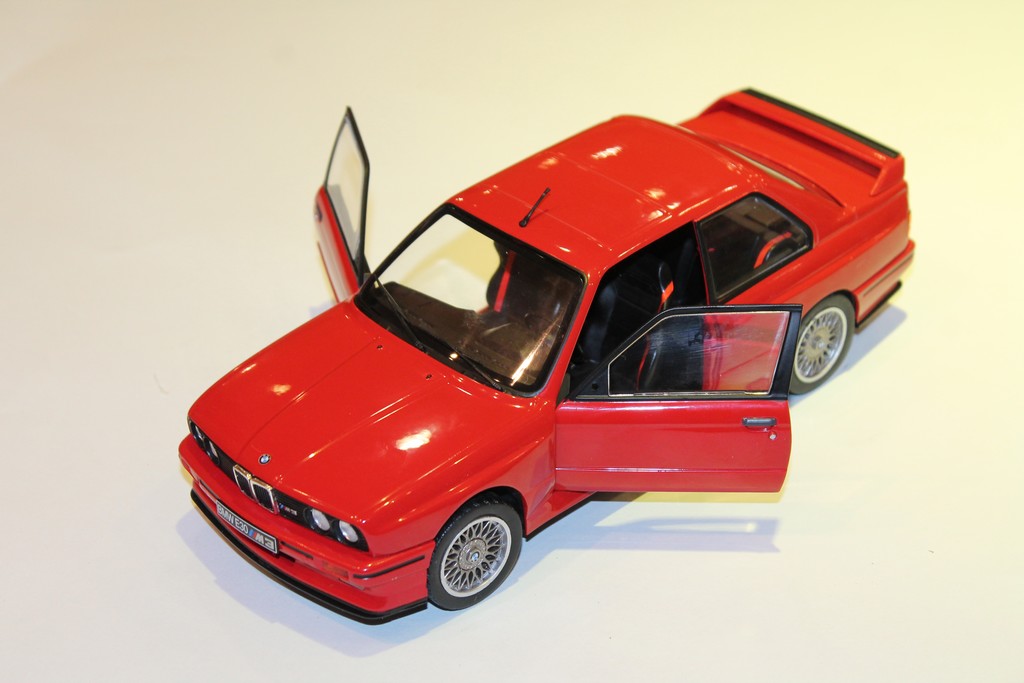 BMW M3 E30 1986 ROUGE SOLIDO 1/18°