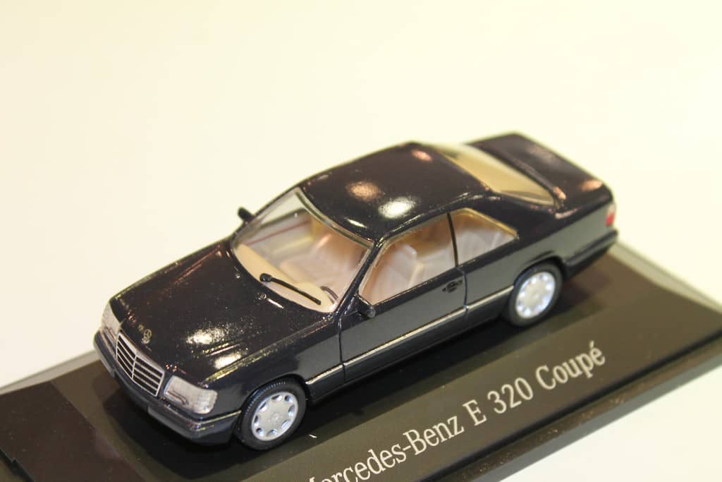 MERCEDES CLASSE E 320 CABRIOLET W124 Bleu HERPA 1:43 MERCEDES CLASSE E 320 CABRIOLET W124 Bleu HERPA 1:43