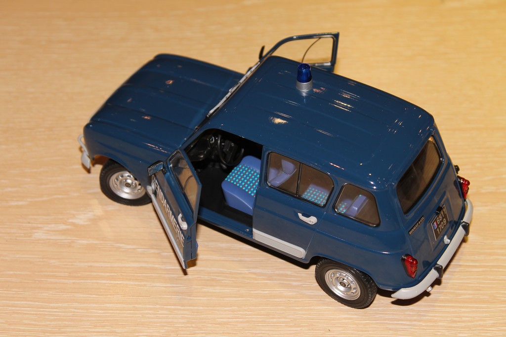 RENAULT 4 GENDARMERIE SOLIDO 1/18°