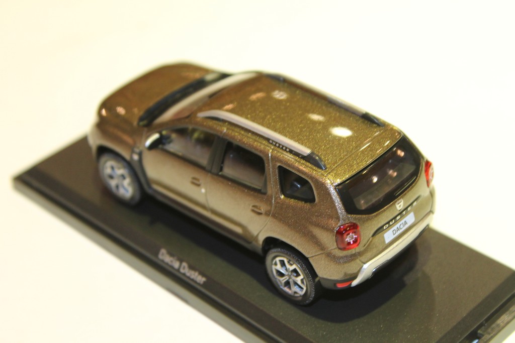 duster miniature majorette
