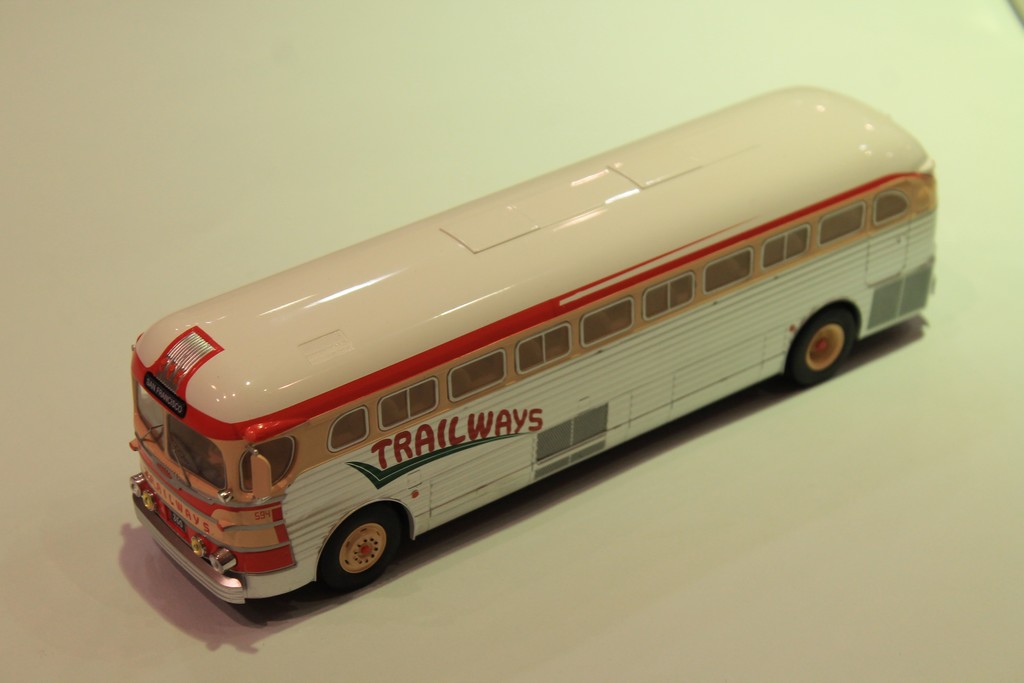 GMC PD-3751 AUTOCAR TRAILWAY IXO 1/43°