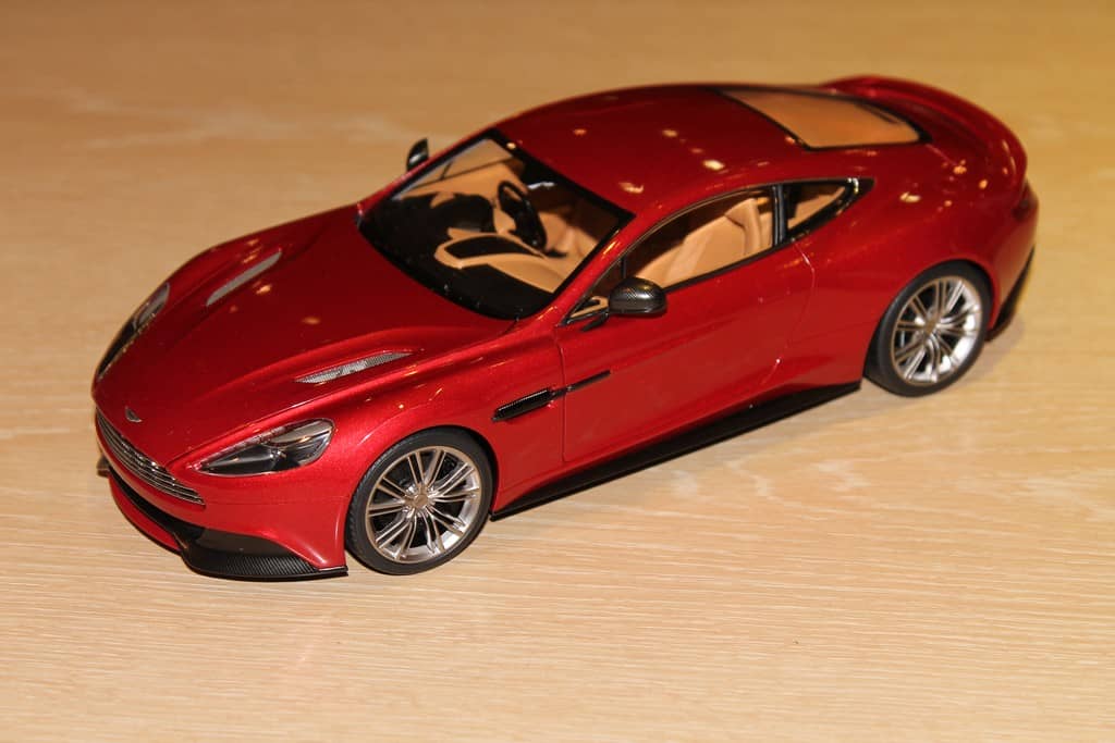 ASTON MARTIN VANQUISH BORDEAUX AUTOART 1/18°
