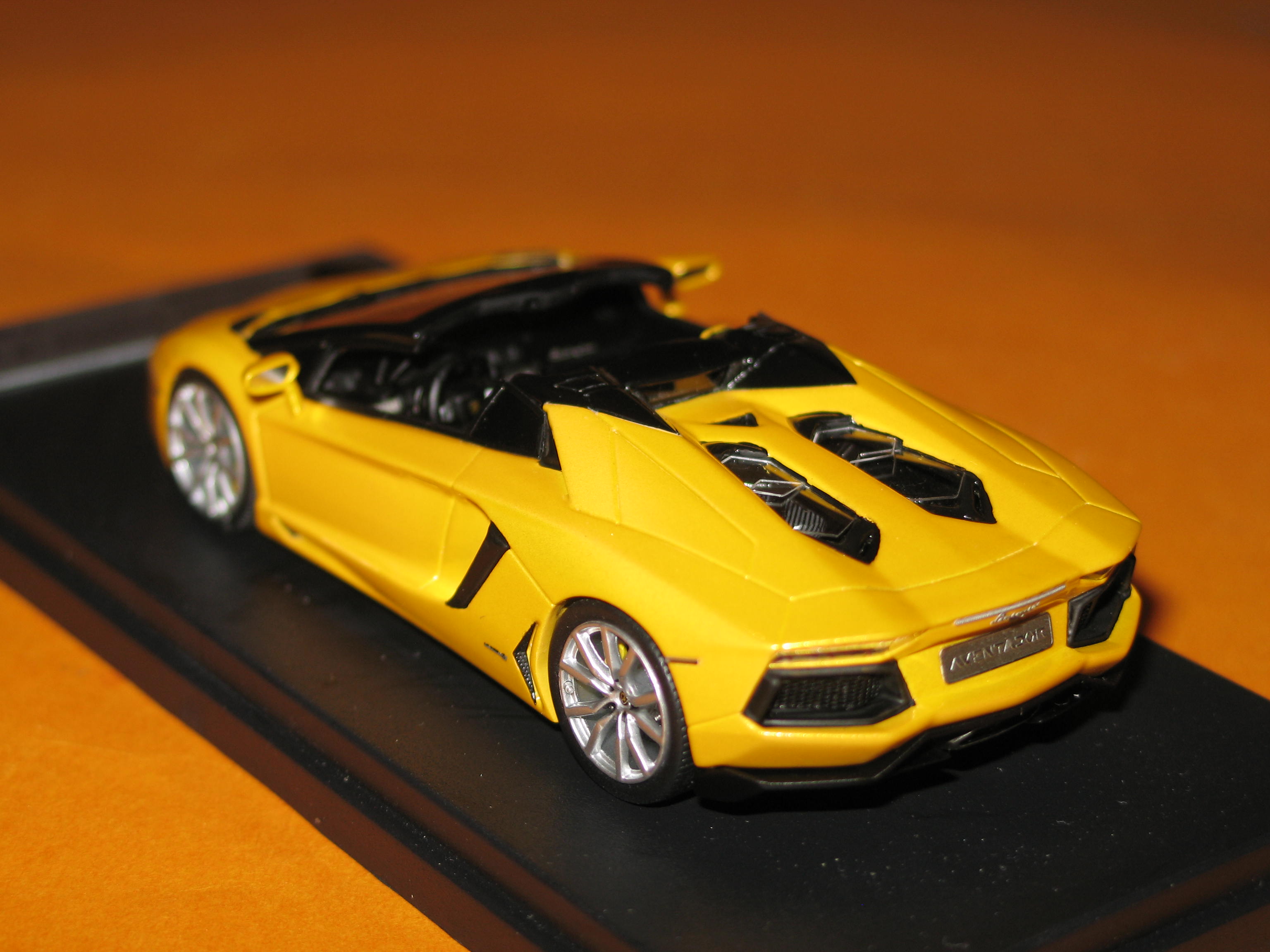 LAMBORGHINI AVENTADOR ROADSTER JAUNE 2013 LOOKSMART 1/43°