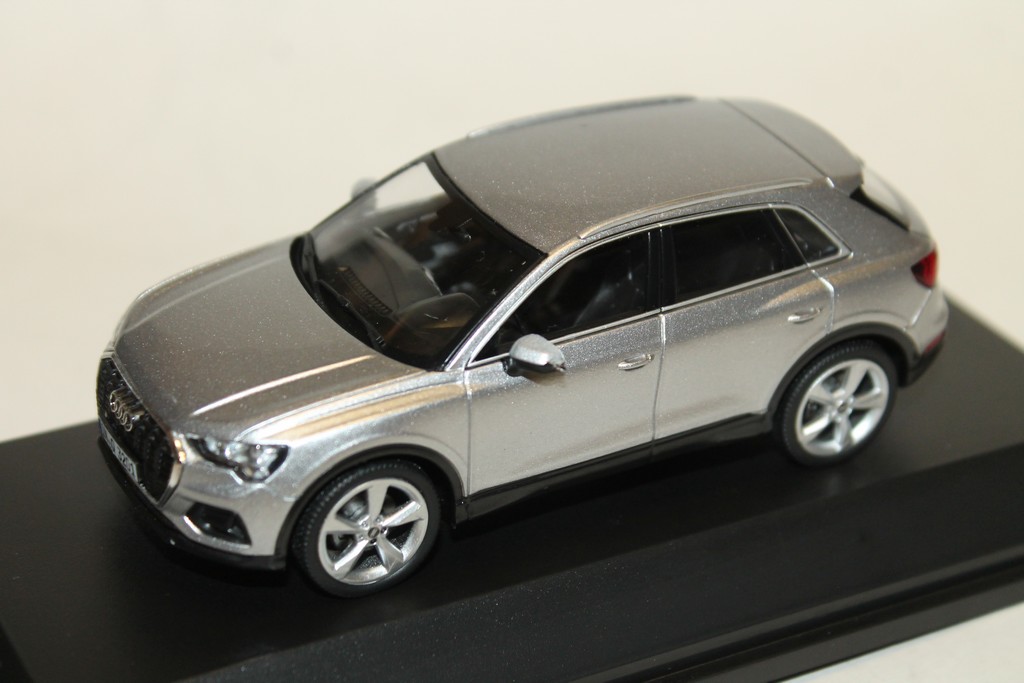 AUDI Q3 GRIS 2018 SPARK 1/43°