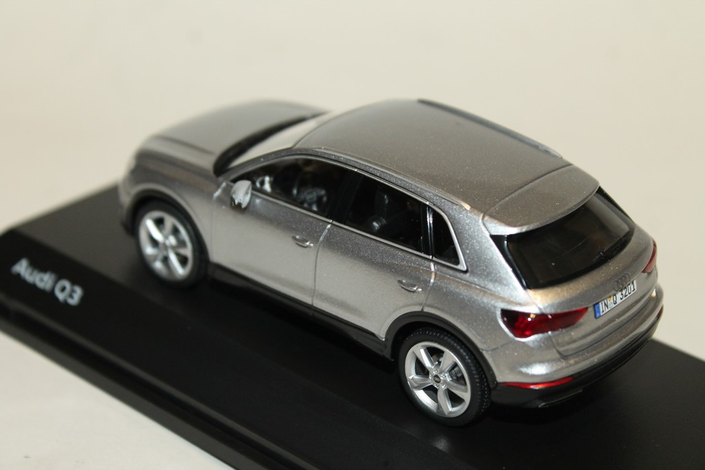 AUDI Q3 GRIS 2018 SPARK 1/43°