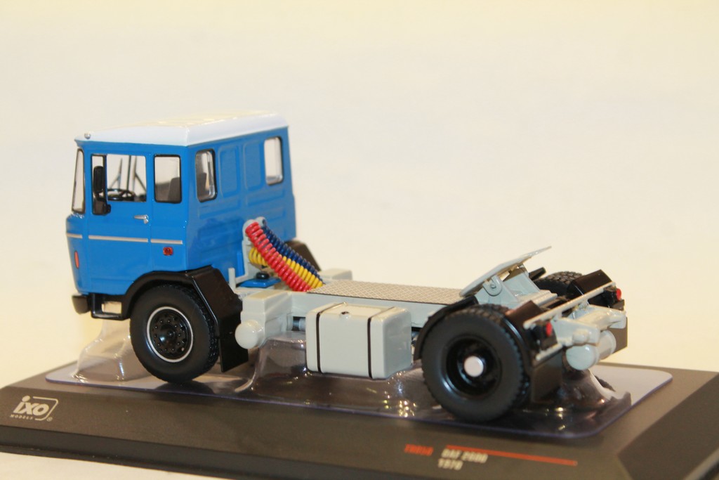 DAF 2600 BLEU IXO 1/43°