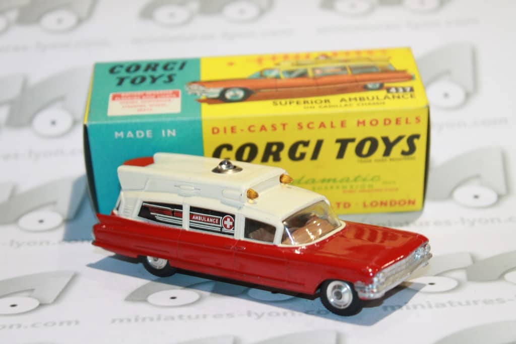 CADLLAC SUPERIOR AMBULANCE CORGI 1/43°