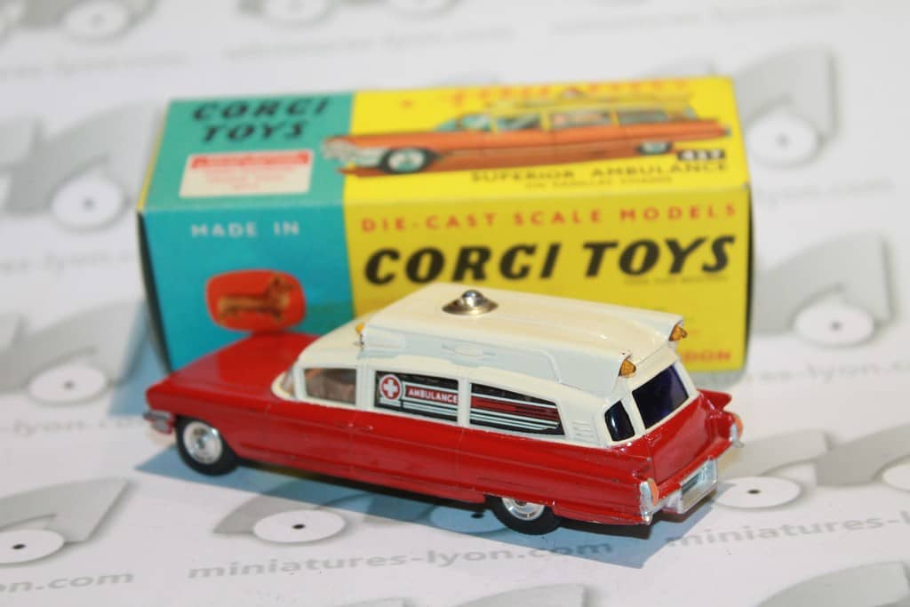 CADLLAC SUPERIOR AMBULANCE CORGI 1/43°