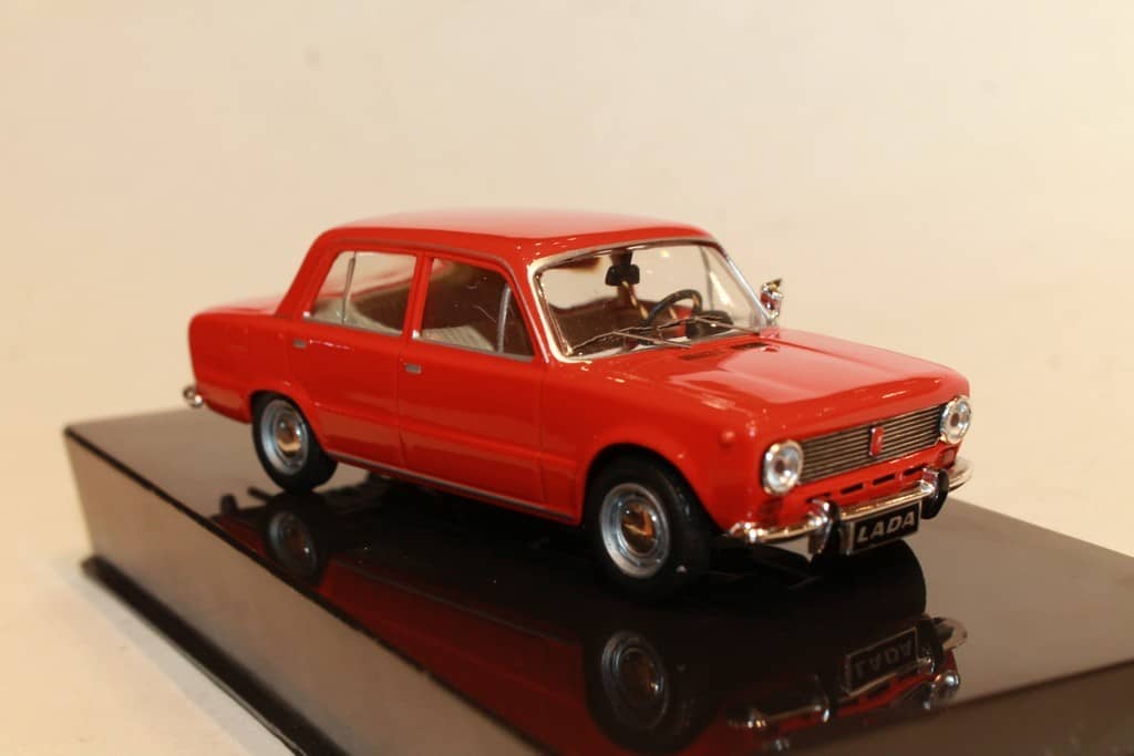 Lada 1200 Rouge 1970 - Miniature Whitebox - Echelle 1/24 - Neuf