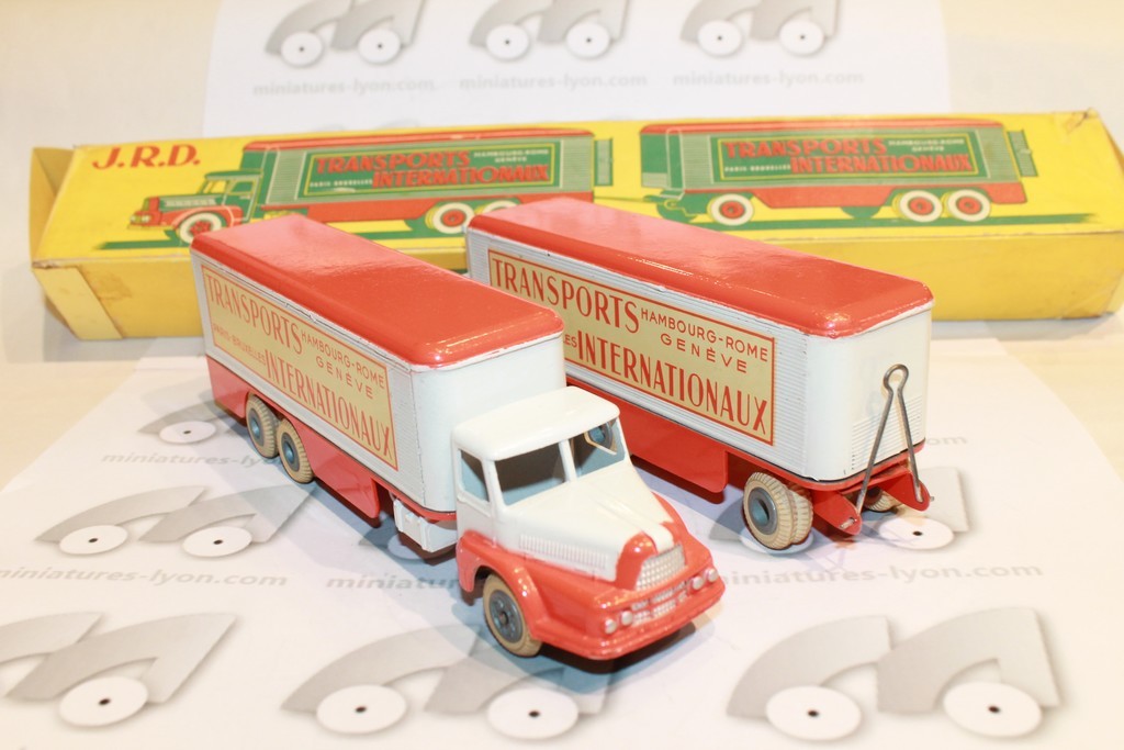 TRACTEUR UNIC 6 CYL IZOARD AVEC REMORQUE JRD 1/43°